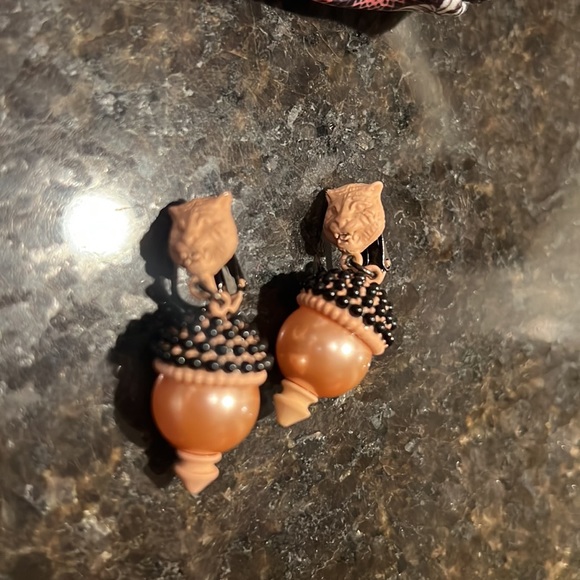 Gucci Women's Pink Pearl-effect Embellished Tiger Earrings - Picture 5 of 7